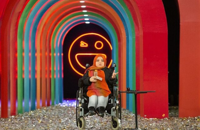 این بازیگران، استندآپ کمدی را «نشسته» اجرا می‌کنند