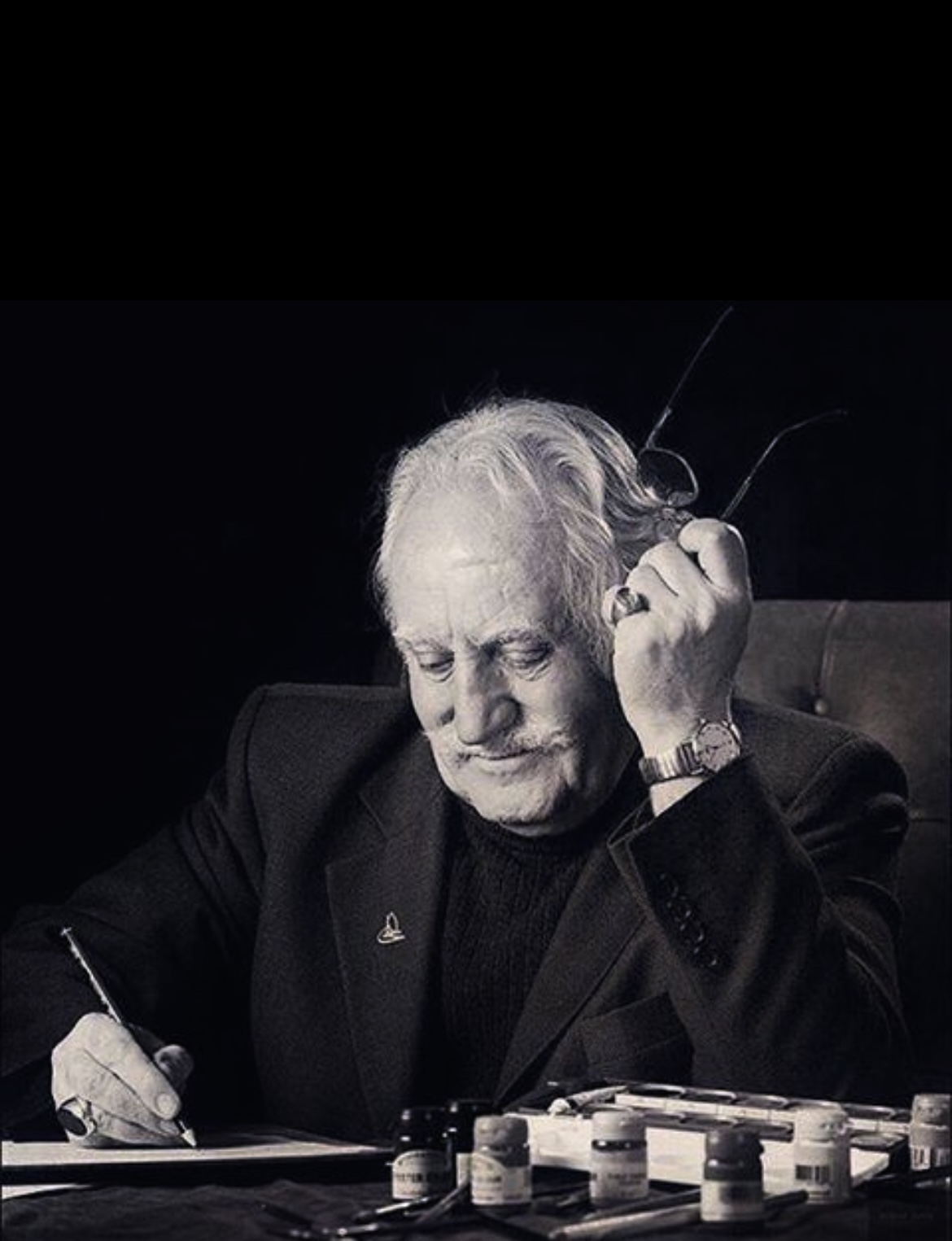 خاکسپاری پیکر محمود فرشچیان کنار مقبره صائب تبریزی