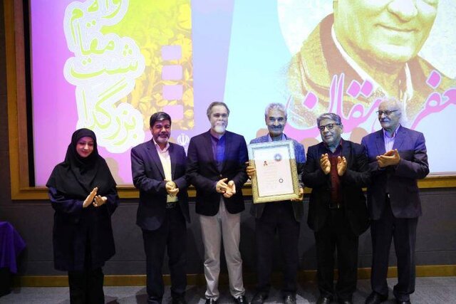 جعفر دهقان نشان درجه یک هنری گرفت