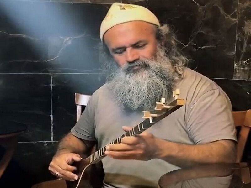 یادبودی برای زنده‌یاد علی قورچیان نوازنده تار