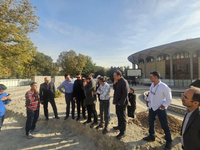 حریم تئاتر شهر یک حریم باز است