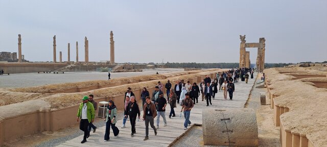 خارجی ها در تخت جمشید 