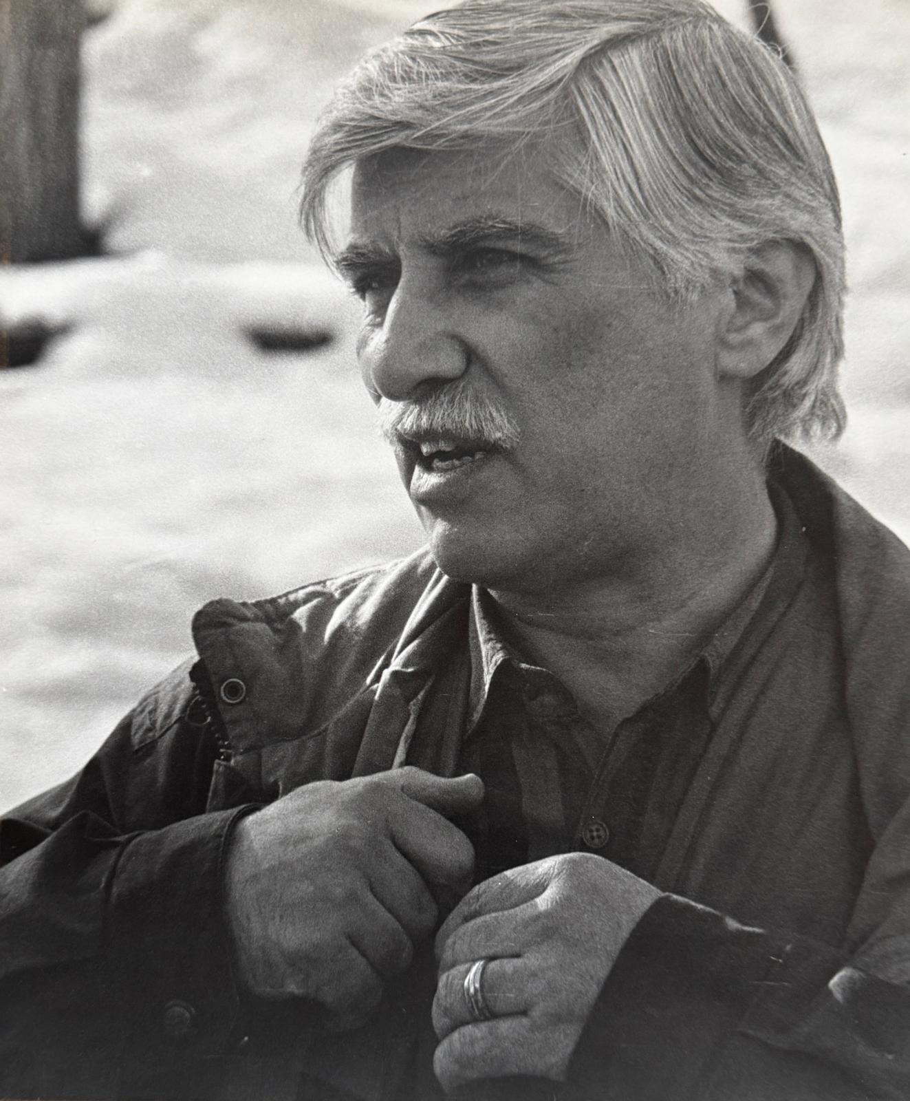 انگار غریبه‌ای، اما کوچک، نه