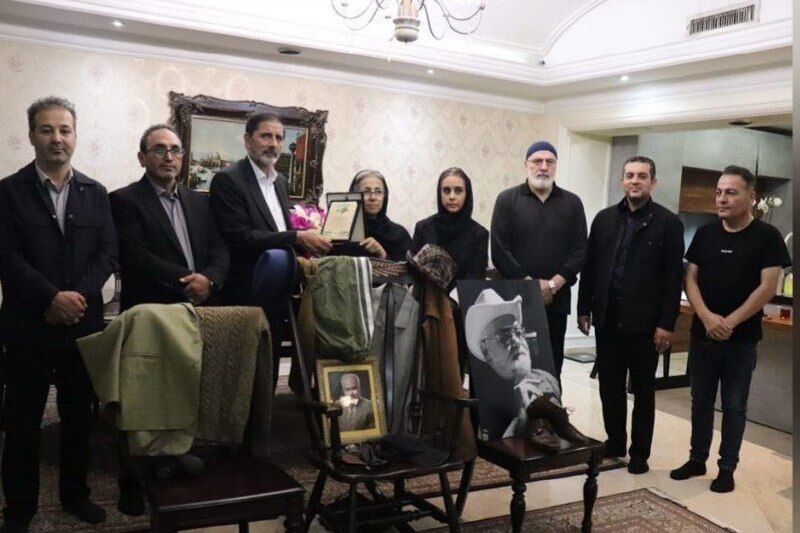 توضیح خانواده اکبر عبدی درباره سنگ مزار و اهدای یادگاری‌ها به موزه
