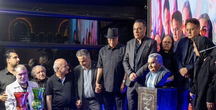 تندیس اکبر عبدی