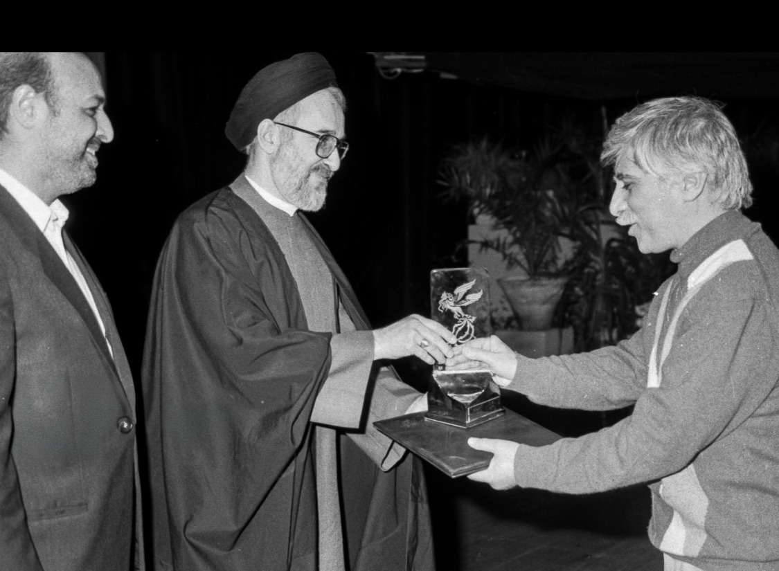 سیمرغ بلورین برای بهرام بیضایی ۱۳۷۵ محمد خاتمی وزیر ارساد فخرالدین انوار معاون سینمایی 4